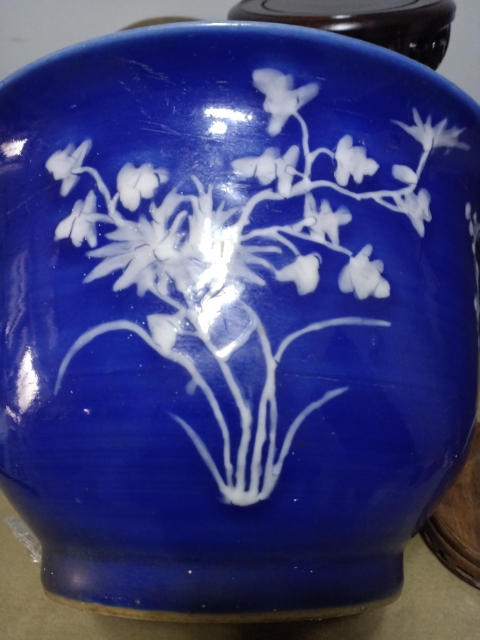 古玩陶瓷清中期，霽藍釉堆白花卉紋花盆拍賣，當(dāng)前價格5555元