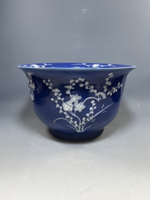 古玩陶瓷清中期，霽藍釉堆白花卉紋花盆拍賣，當(dāng)前價格5555元