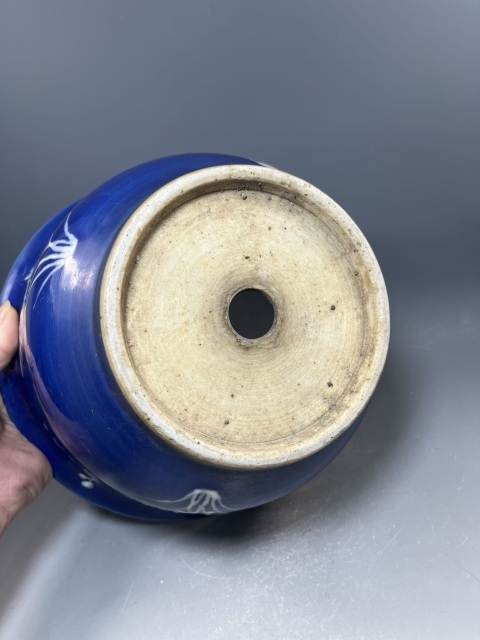 古玩陶瓷清中期，霽藍釉堆白花卉紋花盆拍賣，當(dāng)前價格5555元
