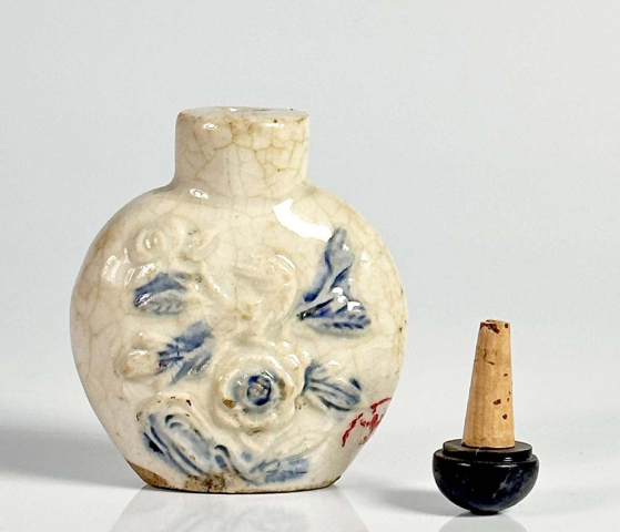 古玩陶瓷晚清哥釉貼塑花卉紋煙壺拍賣，當前價格1800元