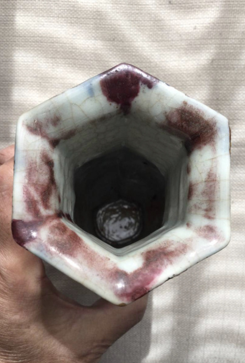 古玩陶瓷清中晚期·窯變紅釉 三陽開泰品種六方瓶拍賣，當(dāng)前價格3000元