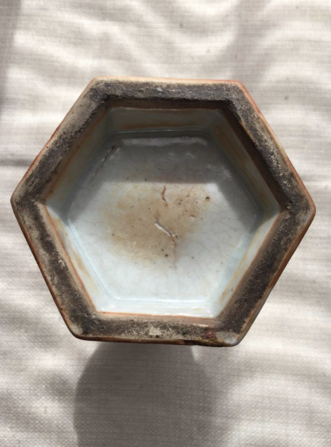 古玩陶瓷清中晚期·窯變紅釉 三陽開泰品種六方瓶拍賣，當(dāng)前價格3000元