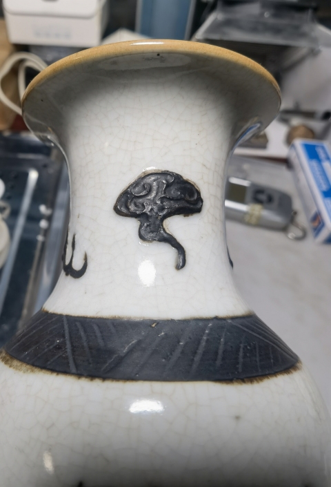 古玩陶瓷哥釉***龍紋撇口瓶拍賣，當前價格2980元