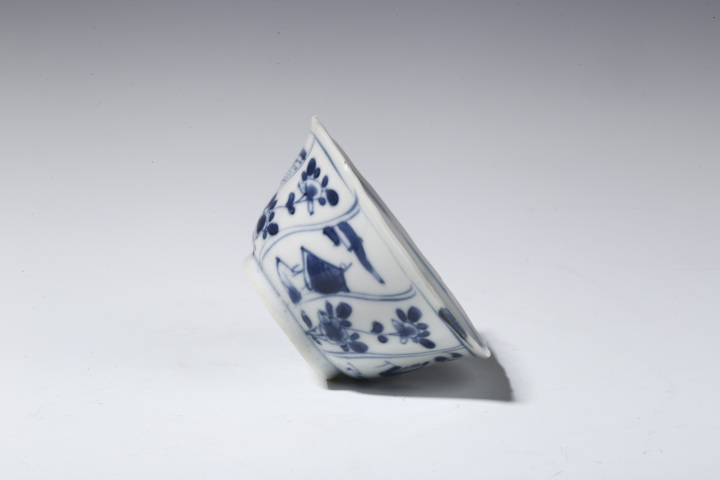 古玩陶瓷·青花開窗山水人物花卉紋花口杯碟
真品鑒賞圖