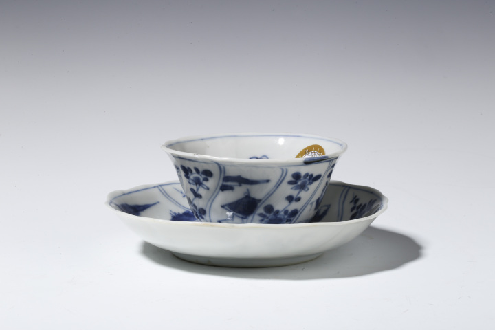 古玩陶瓷·青花開窗山水人物花卉紋花口杯碟
真品鑒賞圖