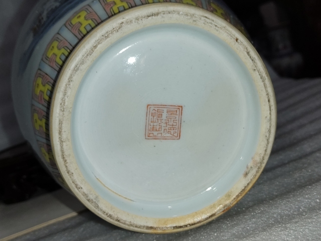 古玩陶瓷粉彩貼花八仙人物紋瓶拍賣，當前價格1888元
