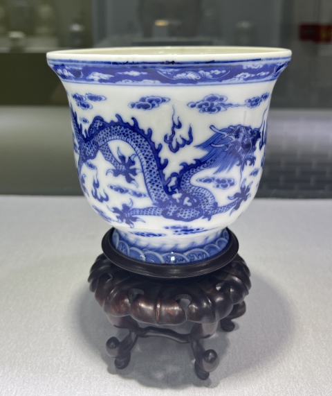 古玩陶瓷青花趕珠龍紋仰鐘形花缸拍賣,當(dāng)前價格10888元