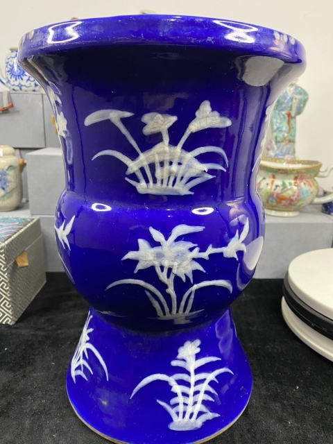 古玩陶瓷霽藍(lán)釉堆白花卉紋渣斗拍賣,當(dāng)前價格6500元