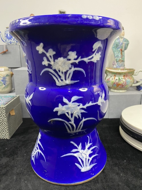 古玩陶瓷霽藍(lán)釉堆白花卉紋渣斗拍賣,當(dāng)前價格6500元