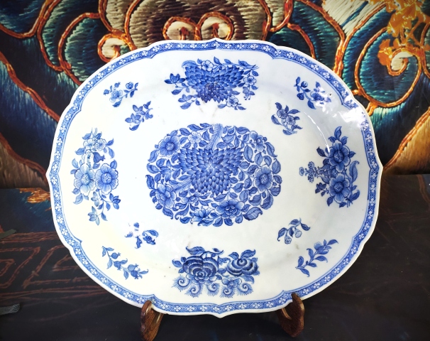 域鉴古玩】清中早雍正乾隆41厘米超大线描青花折枝花卉纹菱口盘