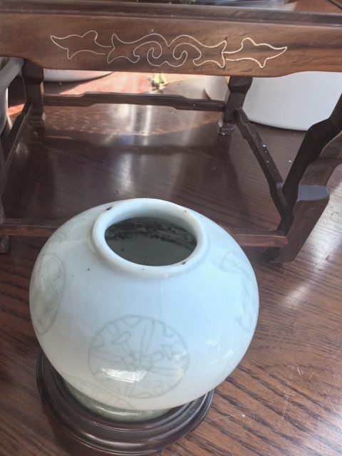 古玩陶瓷清中晚期白釉暗刻皮球花紋水盂拍賣,當前價格4880元