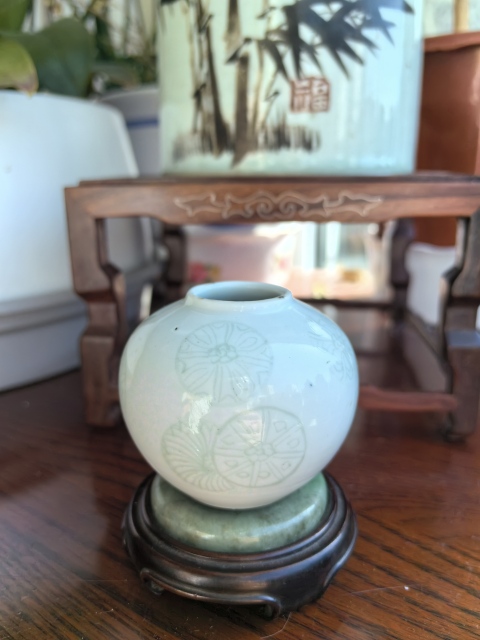 古玩陶瓷清中晚期白釉暗刻皮球花紋水盂拍賣,當前價格4880元