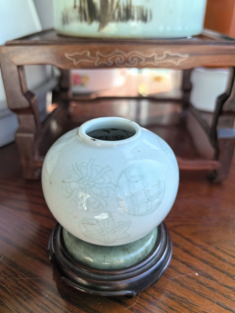 古玩陶瓷清中晚期白釉暗刻皮球花紋水盂拍賣,當前價格4880元