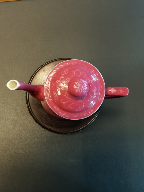古玩陶瓷大清光緒年底官窯款胭脂紅軋道龍紋茶壺拍賣,當前價格1980元