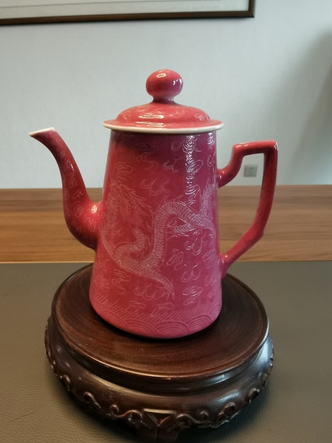 古玩陶瓷大清光緒年底官窯款胭脂紅軋道龍紋茶壺拍賣,當前價格1980元