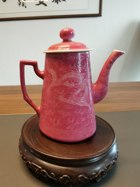 古玩陶瓷大清光緒年底官窯款胭脂紅軋道龍紋茶壺拍賣,當前價格1980元