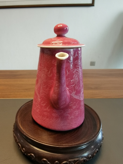 古玩陶瓷大清光緒年底官窯款胭脂紅軋道龍紋茶壺拍賣,當前價格1980元