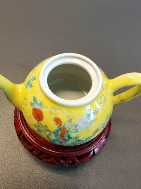 古玩陶瓷大清光緒年底官窯款黃地粉彩花蝶紋茶壺拍賣,當前價格1980元