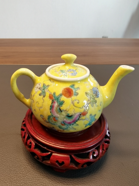 古玩陶瓷大清光緒年底官窯款黃地粉彩花蝶紋茶壺拍賣,當前價格1980元