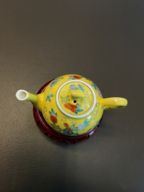 古玩陶瓷大清光緒年底官窯款黃地粉彩花蝶紋茶壺拍賣,當前價格1980元