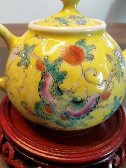 古玩陶瓷大清光緒年底官窯款黃地粉彩花蝶紋茶壺拍賣,當前價格1980元