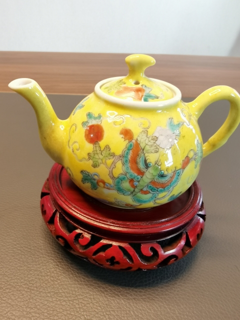 古玩陶瓷大清光緒年底官窯款黃地粉彩花蝶紋茶壺拍賣,當前價格1980元
