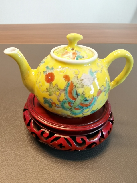 古玩陶瓷大清光緒年底官窯款黃地粉彩花蝶紋茶壺拍賣,當前價格1980元