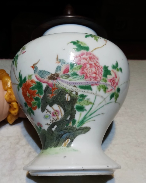 居仁堂製 粉彩 桃図 天球瓶 高さ約17.3cm 箱付き 居仁堂製 粉彩 桃図 天球瓶 高さ約17.3cm 箱