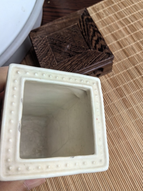 古玩陶瓷乾隆仿定窯百壽紋四方筆筒拍賣,當(dāng)前價(jià)格12000元