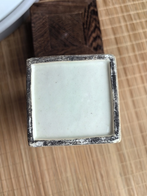 古玩陶瓷乾隆仿定窯百壽紋四方筆筒拍賣,當(dāng)前價(jià)格12000元