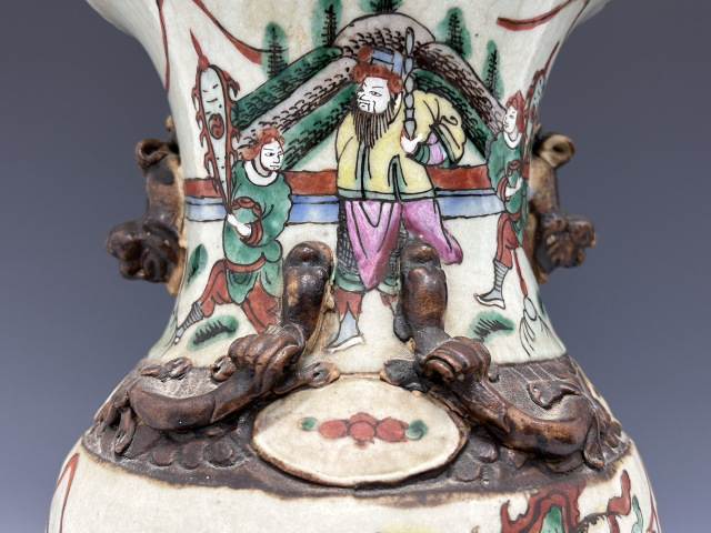 古玩陶瓷清晚期·哥釉五彩刀馬人物紋瓶拍賣(mài)，當(dāng)前價(jià)格6800元