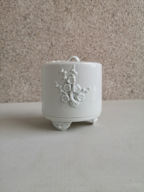 古玩陶瓷德化白瓷貼塑梅花油燈罩拍賣,當前價格480元
