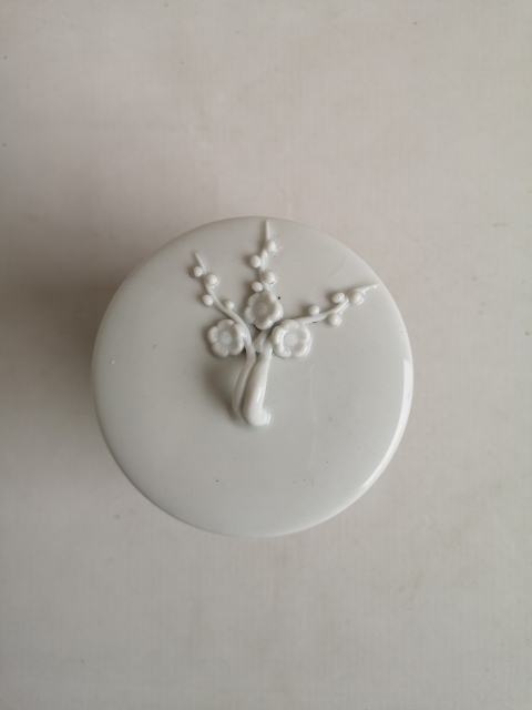 古玩陶瓷德化白瓷貼塑梅花油燈罩拍賣,當前價格480元