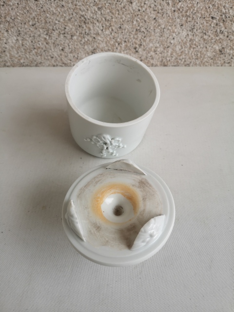 古玩陶瓷德化白瓷貼塑梅花油燈罩拍賣,當前價格480元