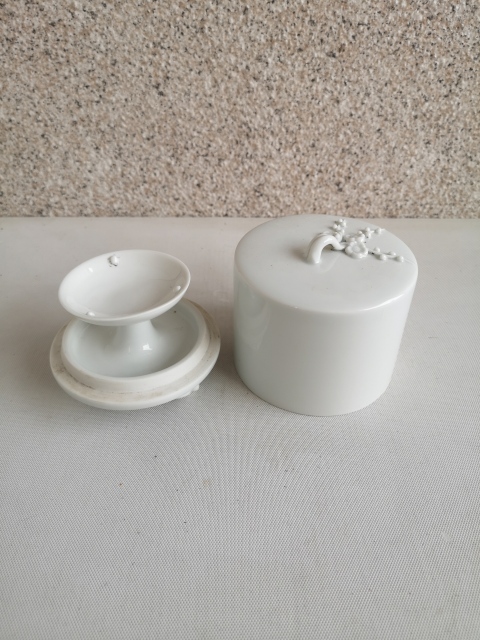 古玩陶瓷德化白瓷貼塑梅花油燈罩拍賣,當前價格480元