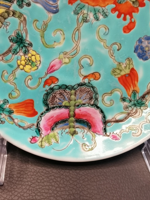 域鉴古玩】大清光绪年製官窑款松石绿地粉彩瓜瓞绵绵纹折沿盘拍卖