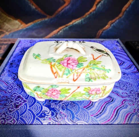 古玩陶瓷粉彩富貴白頭花鳥紋四足方蓋盒拍賣，當前價格680元
