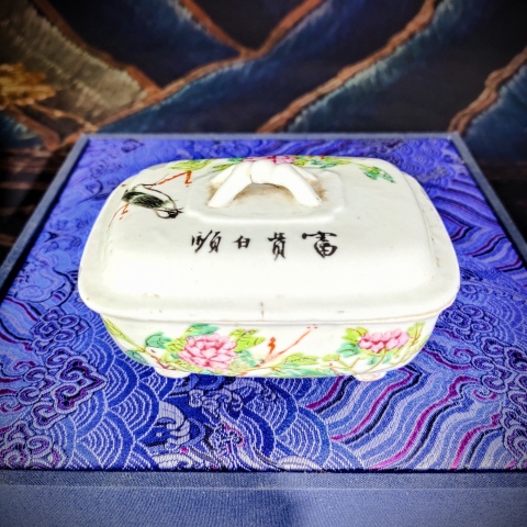 古玩陶瓷粉彩富貴白頭花鳥紋四足方蓋盒拍賣，當前價格680元