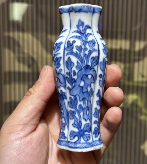 清康熙青花洞石花卉紋海棠口瓶拍賣，當(dāng)前價(jià)格3800元