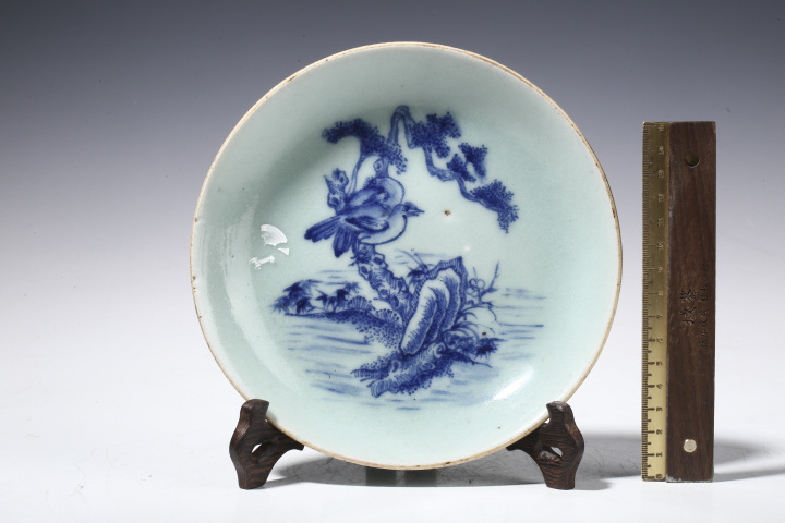 古玩陶瓷清中·豆青地青花花鳥紋盤
真品鑒賞圖