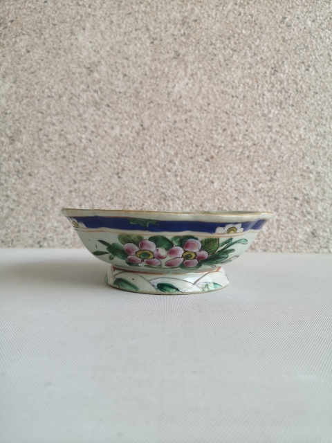 古玩陶瓷粉彩花卉紋花口供碗拍賣，當前價格850元