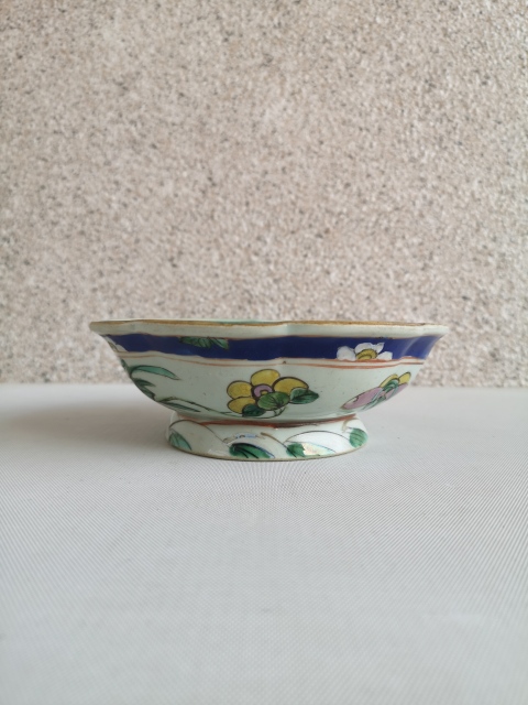 古玩陶瓷粉彩花卉紋花口供碗拍賣，當前價格850元