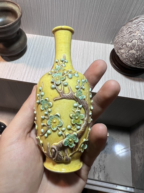 古玩陶瓷【民國精品】黃地貼塑素三彩花卉紋撇口瓶拍賣，當(dāng)前價格2900元