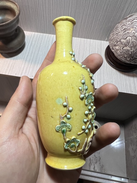 古玩陶瓷【民國精品】黃地貼塑素三彩花卉紋撇口瓶拍賣，當(dāng)前價格2900元