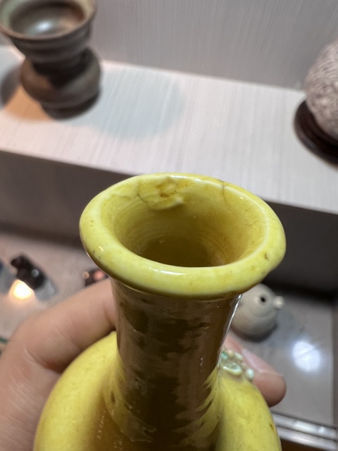 古玩陶瓷【民國精品】黃地貼塑素三彩花卉紋撇口瓶拍賣，當(dāng)前價格2900元