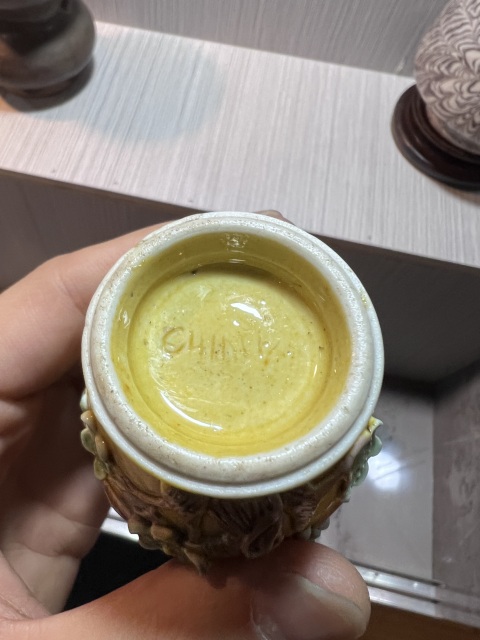 古玩陶瓷【民國精品】黃地貼塑素三彩花卉紋撇口瓶拍賣，當(dāng)前價格2900元