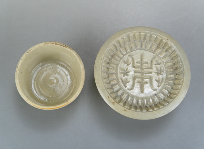 域鉴古玩】明代.龙泉窑青瓷杯和龙泉窑青瓷刻寿字纹托盘（1368年