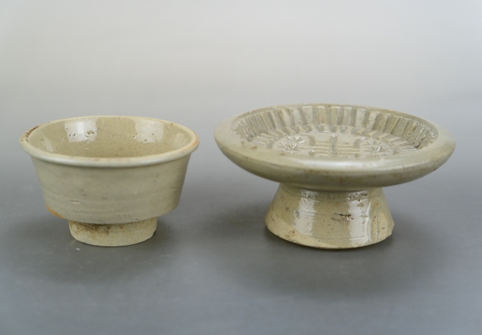 域鉴古玩】明代.龙泉窑青瓷杯和龙泉窑青瓷刻寿字纹托盘（1368年