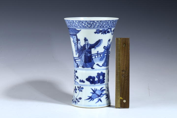 古玩陶瓷晚清民國·青花人物花卉紋花觚
真品鑒賞圖