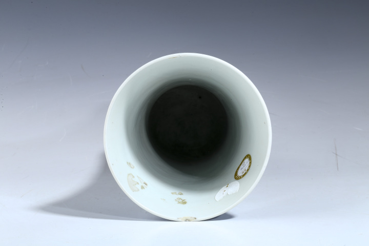 古玩陶瓷晚清民國·青花人物花卉紋花觚
真品鑒賞圖